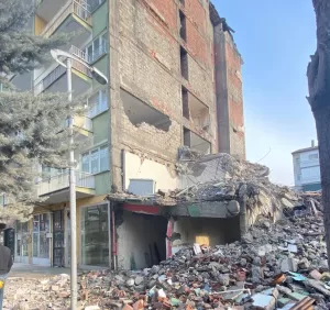 6 Şubat depreminde ağır hasar alan binaları hala devam ediyor.