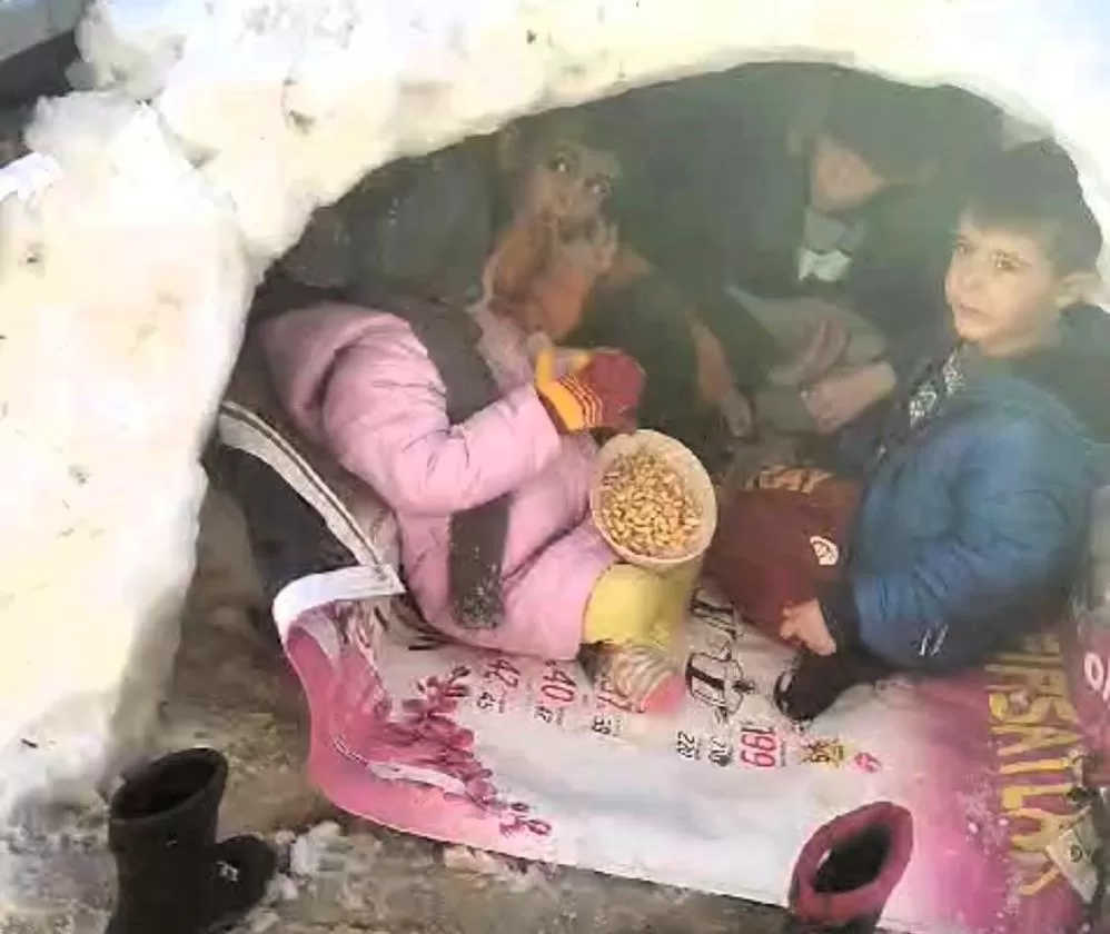 Malatya’nın Doğanşehir ilçesine bağlı Bıçakçı Mahallesi’nde çocukların kardan ev yapıp