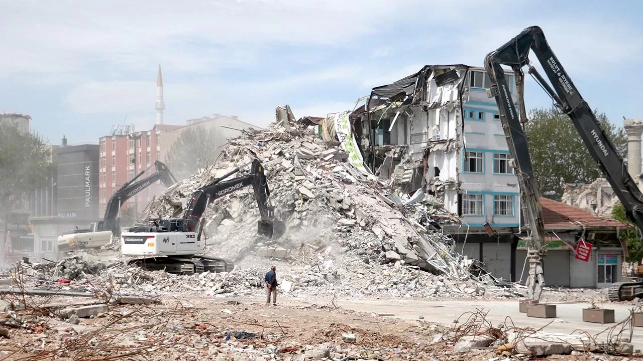 Enkazlar arasında koca 2 yıl Kahramanmaraş merkezli depremlerin ikinci yıldönümündeyiz.