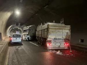 Doğanşehir ilçesinde Erkenek Tüneli içinde meydana gelen trafik kazasında 1