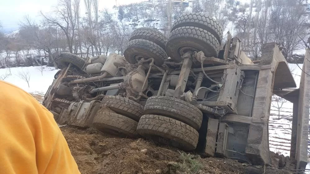 Malatya’nın Akçadağ ilçesinde sürücüsünün kontrolünden çıkan hafriyat kamyonu şarampole devrildi.