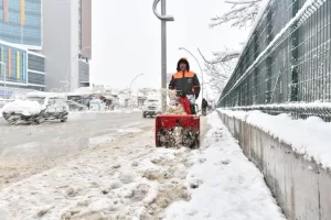 Malatya’nın Yeşilyurt ilçesinde etkili olan kar yağışına karşı Yeşilyurt Belediyesi