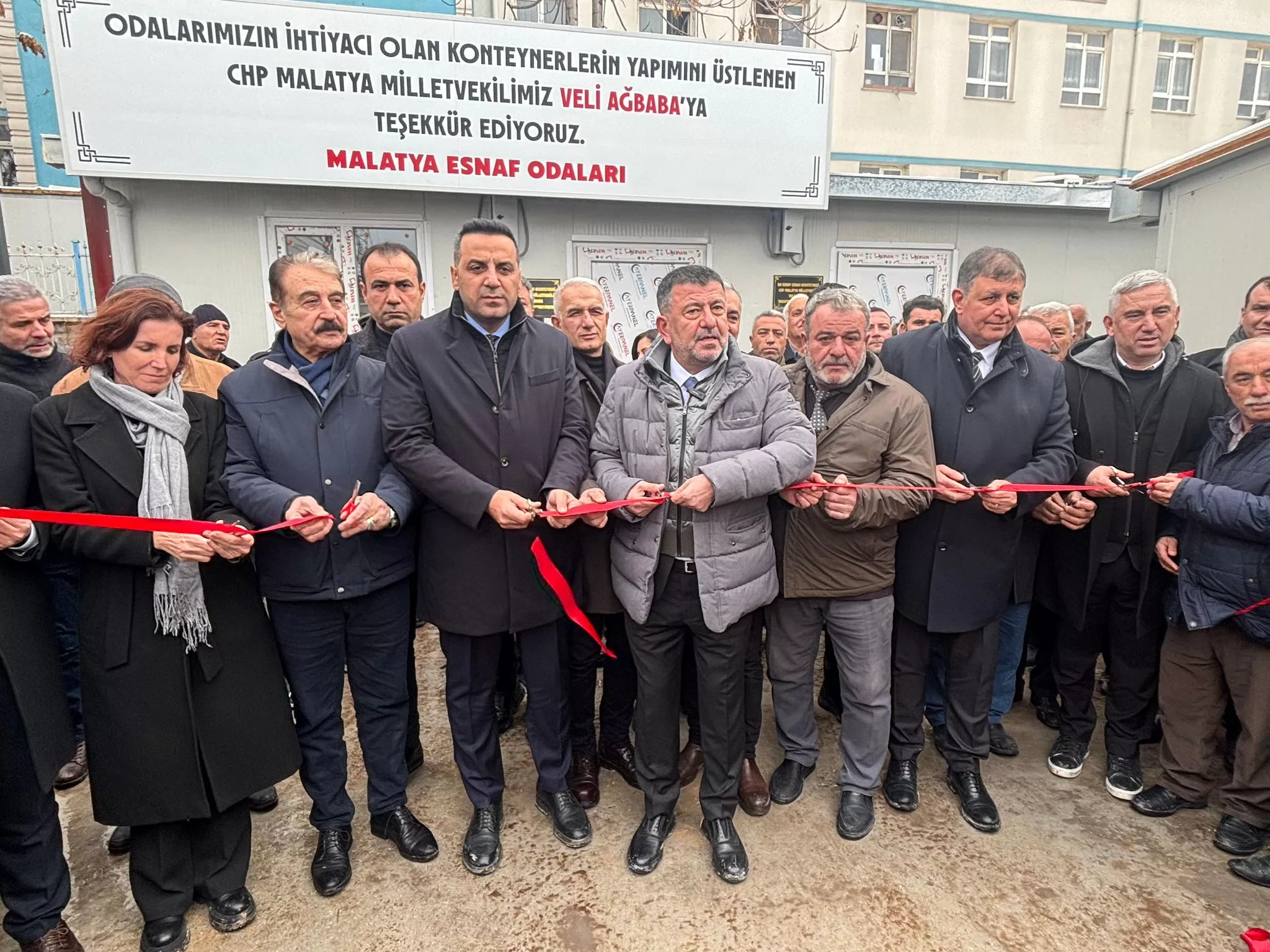 Esnaf Odaları İçin Geçici Konteyner Büroları Hizmete Girdi Malatya’da 6 Şubat depremlerinde hizmet binaları yıkılan 20 odaya CHP