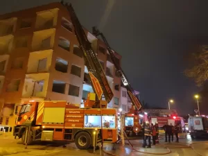 Malatya’da, ağır hasarlı bir binanın çatısında çıkan yangın itfaiye ekiplerinin