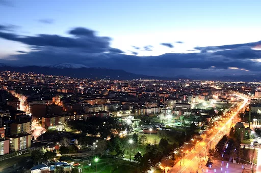 Malatya, Türkiye’nin Doğu Anadolu Bölgesi’nde yer alan ve zengin kültürel