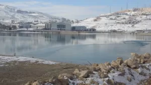 Malatya’da, soğuk hava nedeniyle Orduzu Gölet’inin bazı bölümlerinin yüzeyi buzla