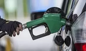 Akaryakıt fiyatları gece yarısından itibaren güncellendi. Benzine indirim yapılırken, motorine