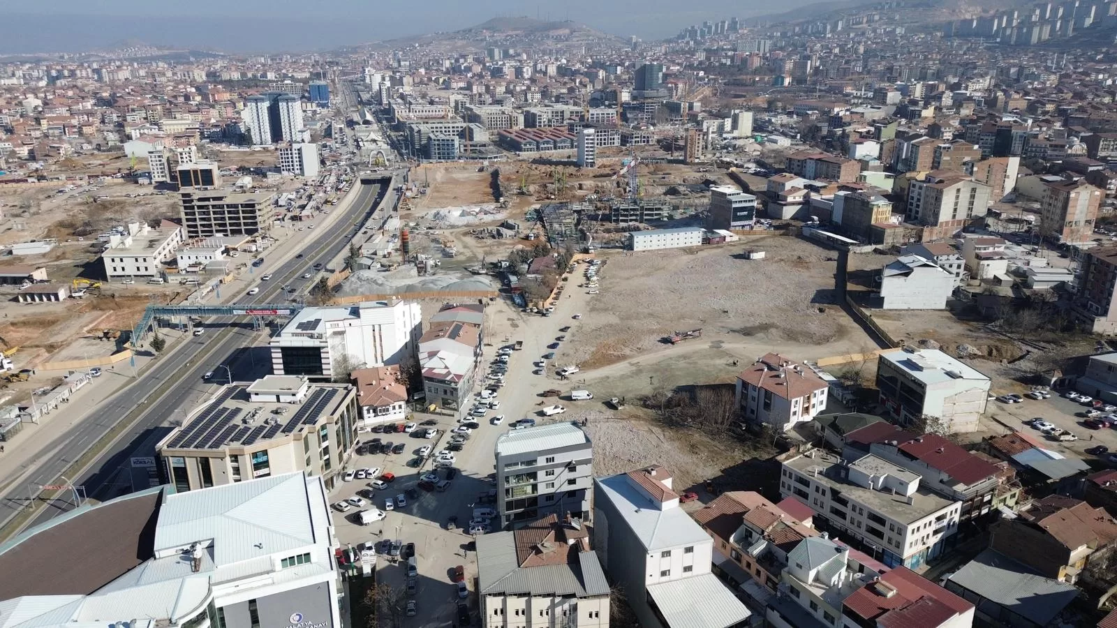 Battalgazi Belediye Başkanı Bayram Taşkın, İsmetiye Mahallesi’nde devam eden inşaat