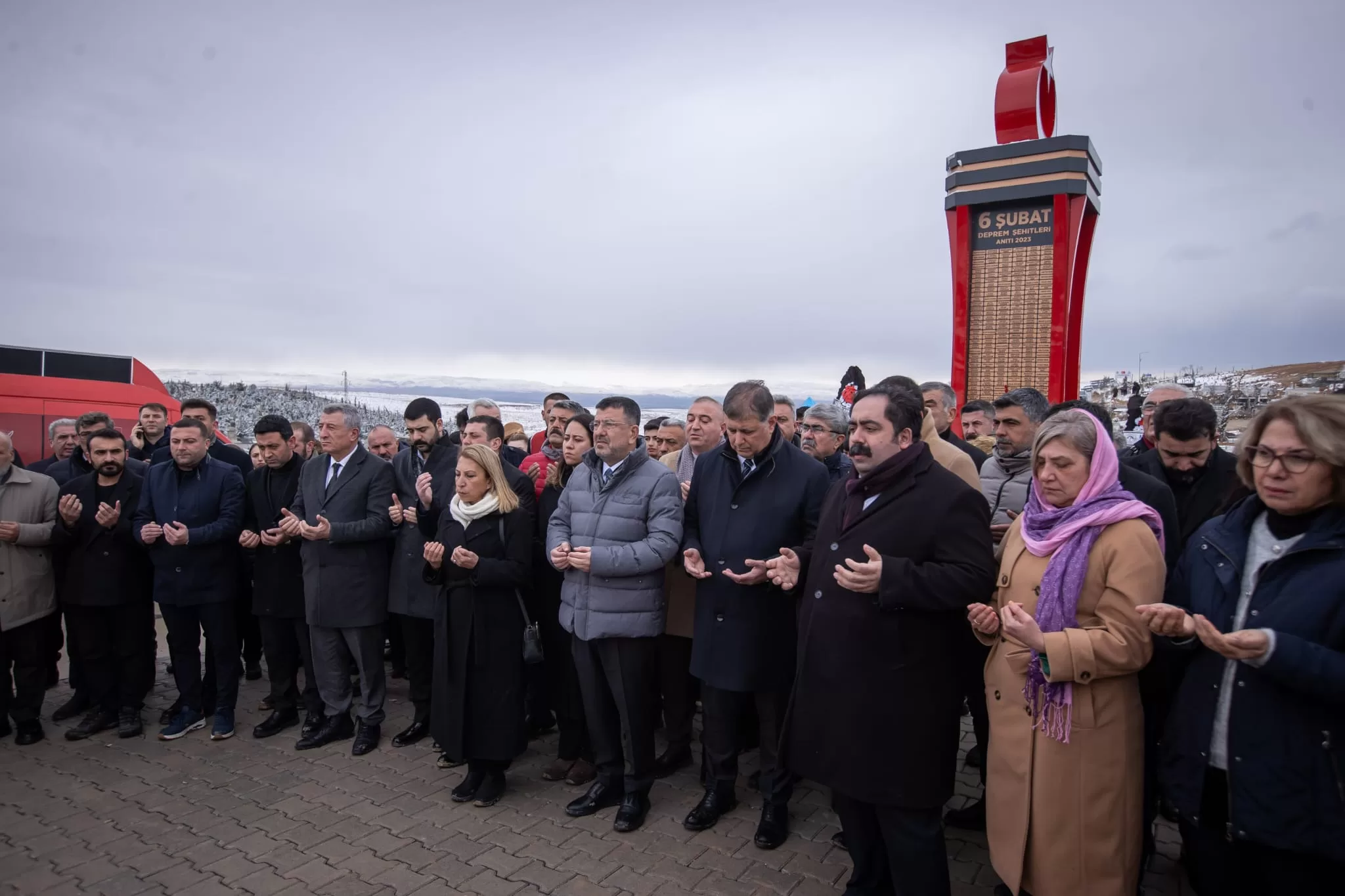 6 Şubat Depremlerinin Yıldönümünde Deprem Şehitleri Anıldı “Asrın felaketi” olarak adlandırılan 6 Şubat 2023 Kahramanmaraş merkezli depremlerin