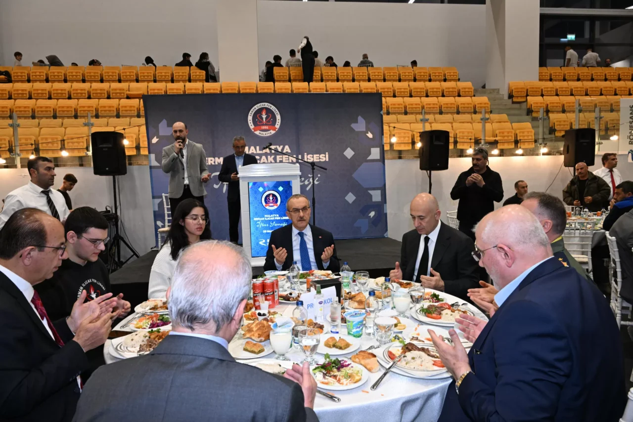 Vali Yavuz, Rönesans Eğitim Vakfı İftar Programına Katıldı Vali Seddar Yavuz, Rönesans Eğitim Vakfı tarafından Yakınca Mahallesi’nde bulunan