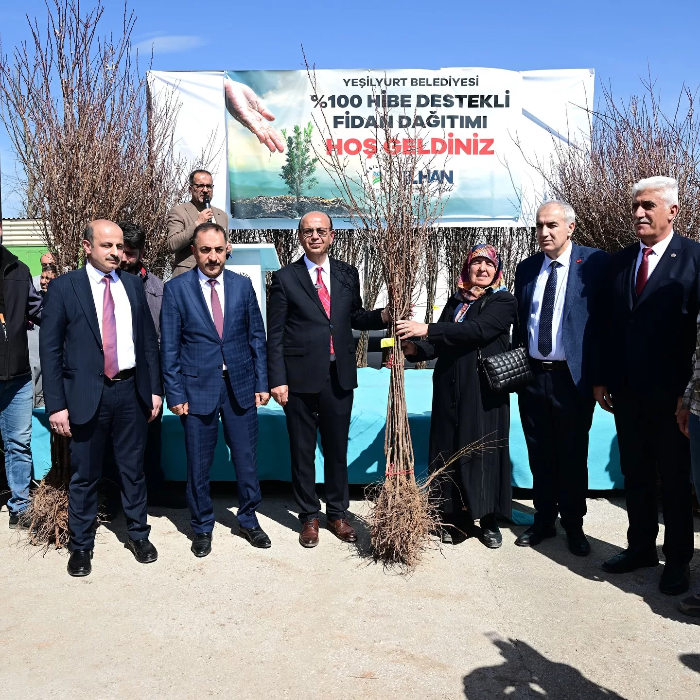 44 Bin Adet Meyve Fidanı Çiftçilere Teslim Edildi Yeşilyurt Belediyesi, tarımsal hizmetlerdeki başarı seviyesini yükseltmek, ilçenin bereketli topraklarını