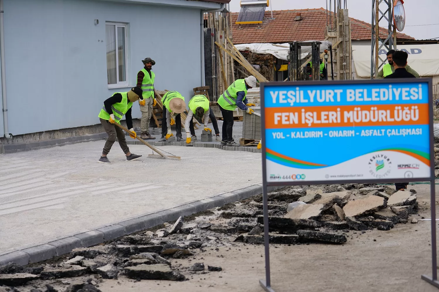 Yapılan planlama doğrultusunda Samanköy’ün yolları baştan aşağıya yenilenirken, vatandaşlar ise