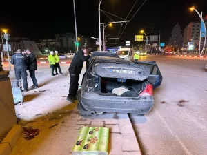 Malatya’da sürücüsünün kontrolünden çıkan otomobil önce kaldırıma, ardından duvara çarptı.