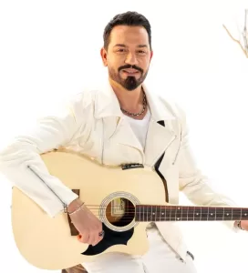 Türkiye onu 2003 yılında düzenlenen Popstar yarışmasındaki muhteşem performansıyla tanıdı