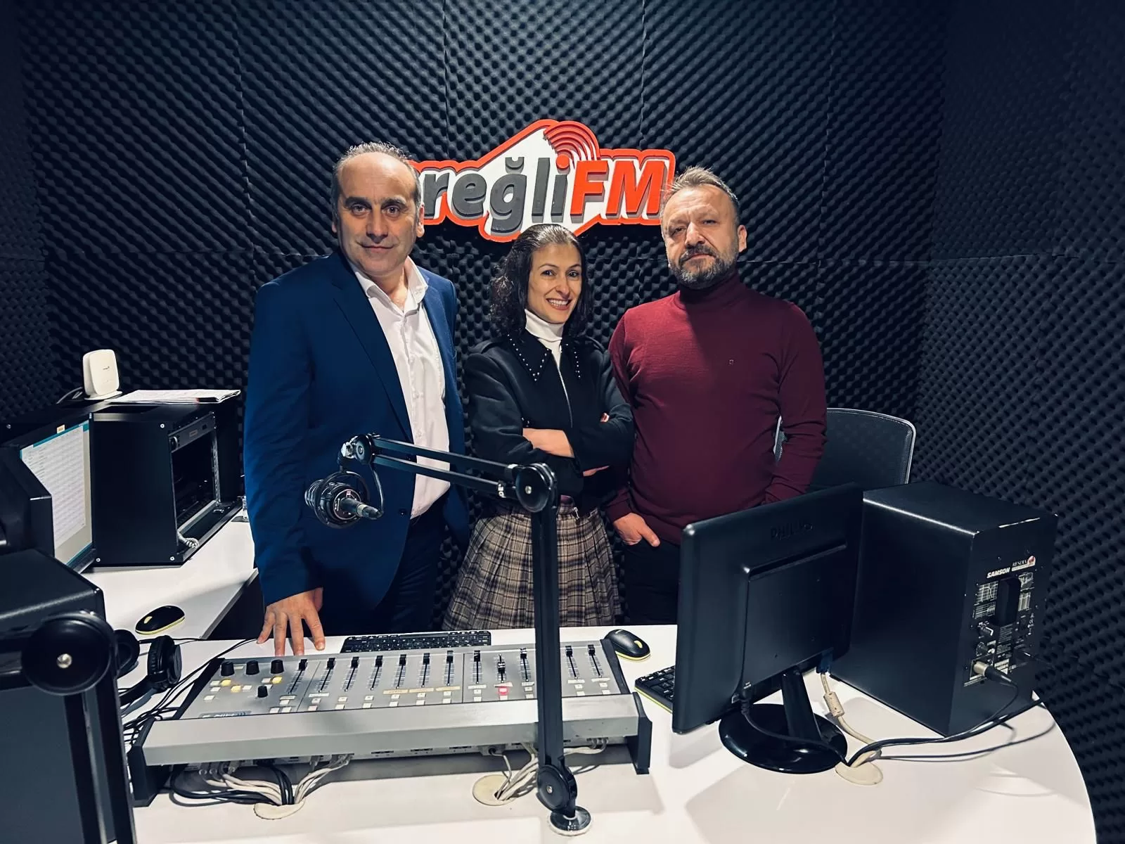 Radyo deyince gözlerinin içi gülüyor. 90’lı yılların sonlarında radyoculuğa başladı.