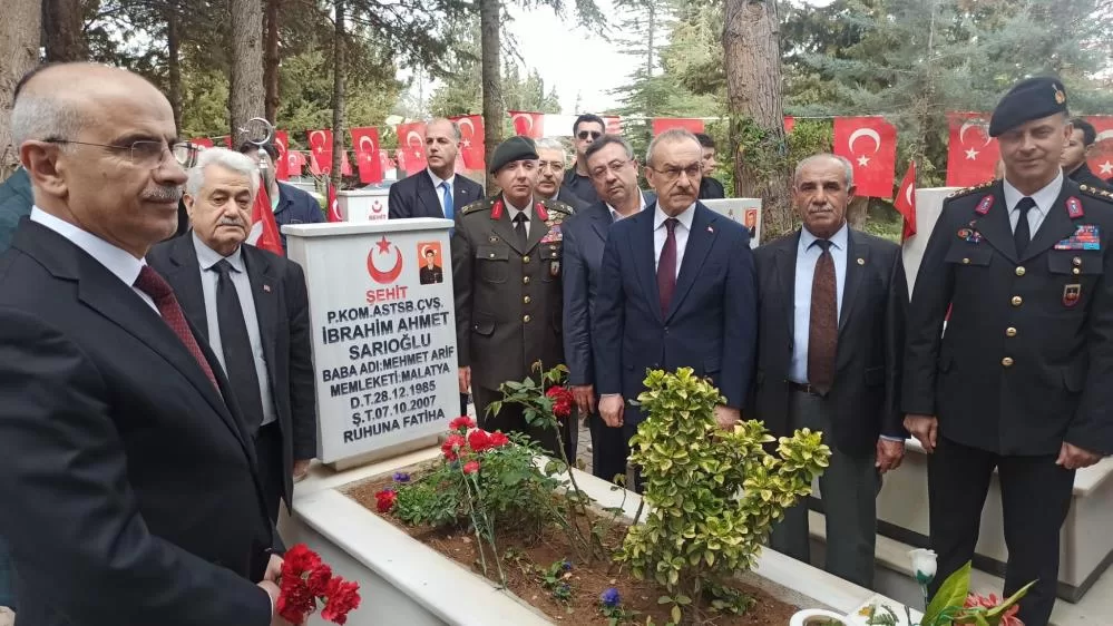 Malatya Valisi Seddar Yavuz, Ramazan Bayramı öncesinde şehitlik ziyaretinde bulundu.