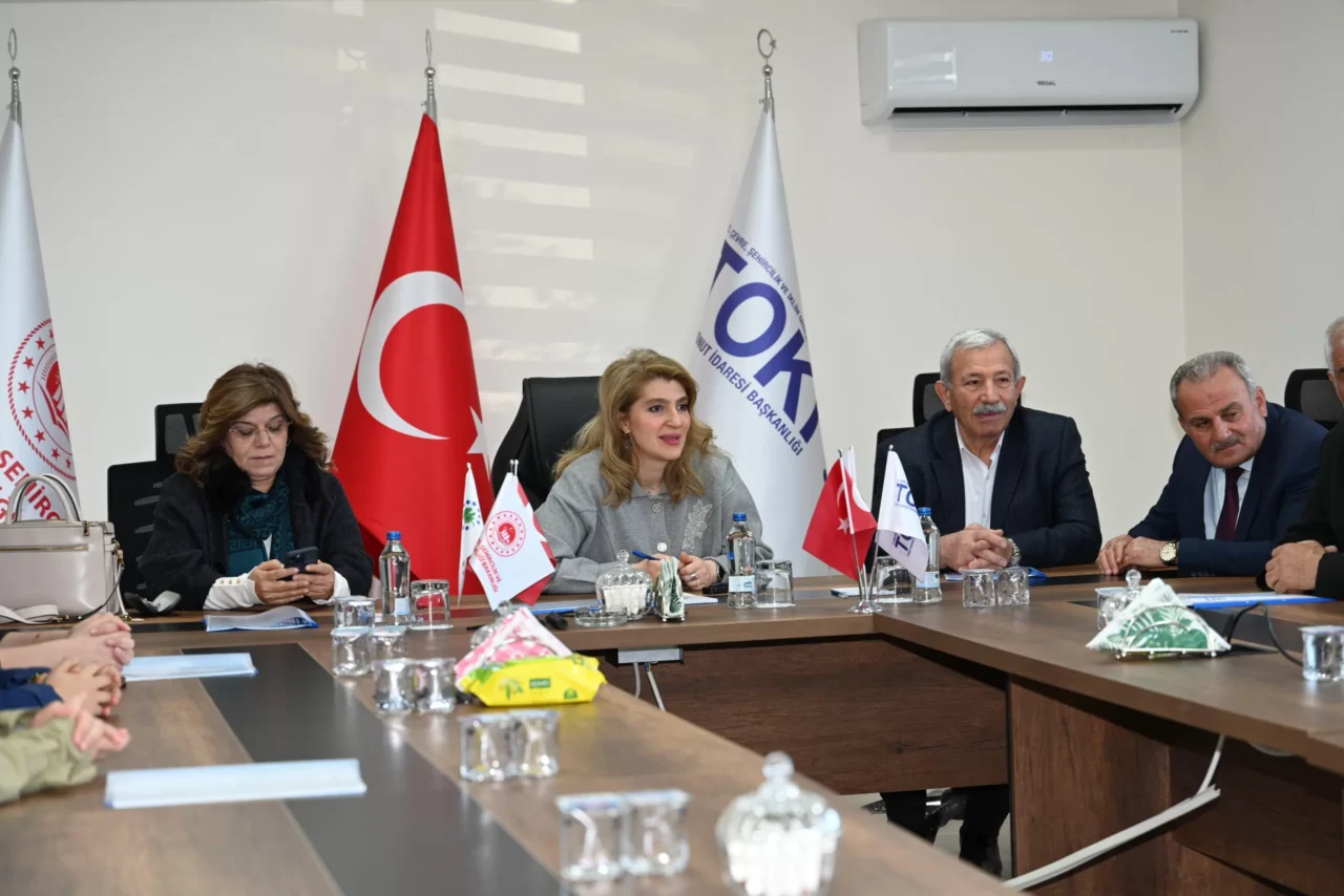 Ölmeztoprak İkizce’de Vatandaşı Dinledi İkizce’de deprem konutlarını inceleyen ve kamulaştırma kararı verilen bölge halkı
