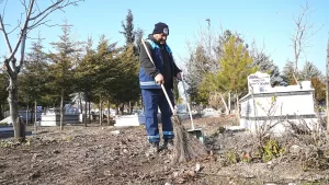 Battalgazi Belediyesi, ilçede temizlik çalışmalarını aralıksız sürdürüyor. Ekipler, mezarlıklarda kapsamlı