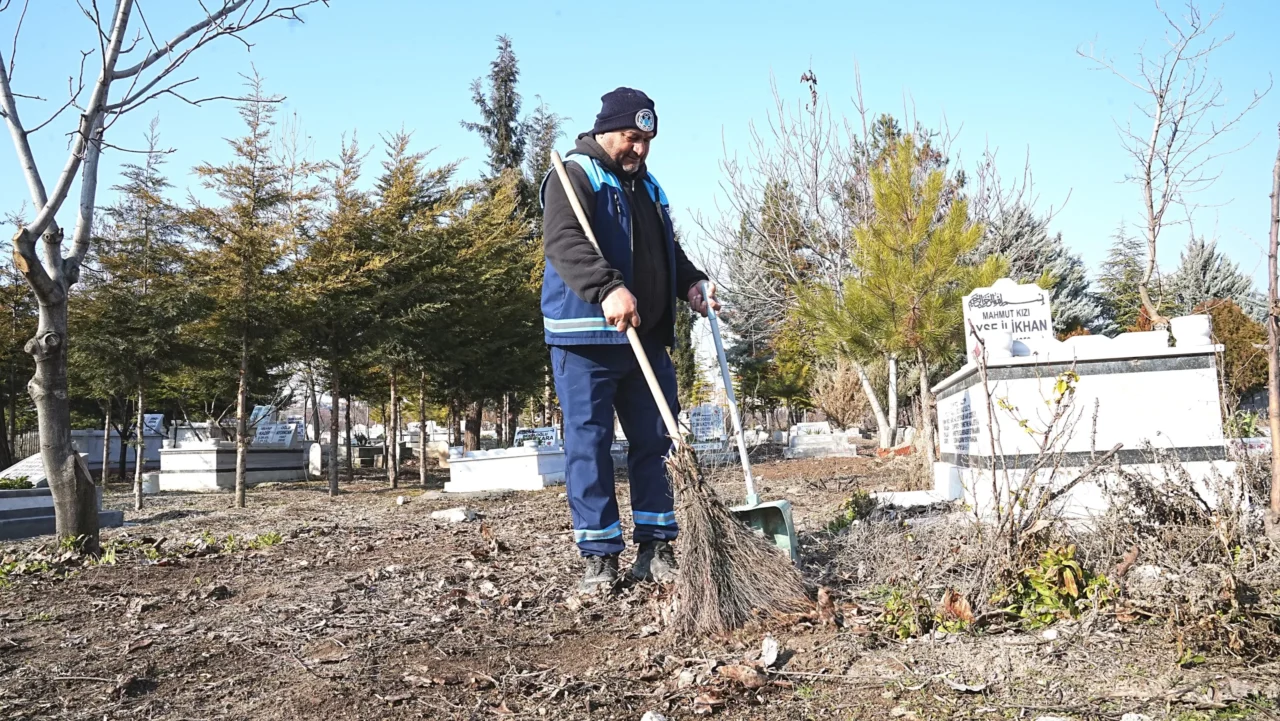 Battalgazi Belediyesi’nden Mezarlıklarda Temizlik Seferberliği Battalgazi Belediyesi, ilçede temizlik çalışmalarını aralıksız sürdürüyor. Ekipler, mezarlıklarda kapsamlı