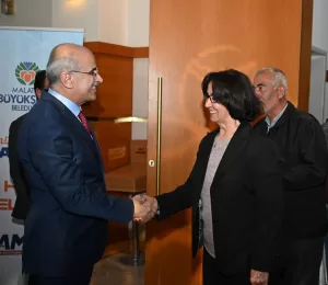 Malatya Büyükşehir Belediye Başkanı Sami Er, iftarda muhtarlarla bir araya