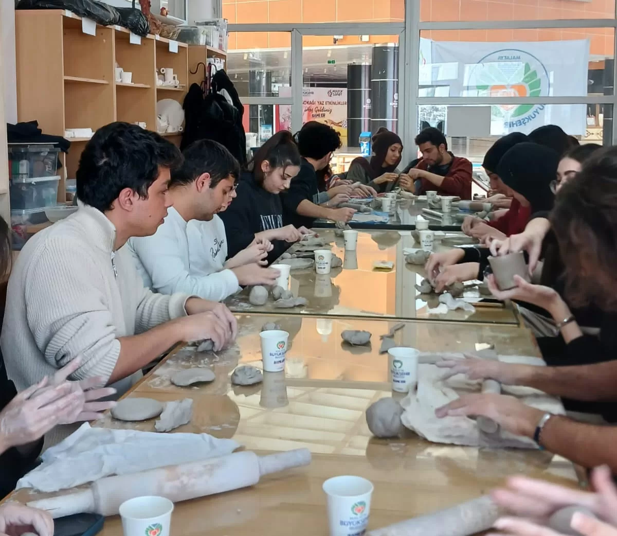 Genç Tıpçılar Büyükşehir Sanat Merkezi’nde Malatya Büyükşehir Belediyesi’ne bağlı Sanat Merkezi, her yaştan sanatseveri ağırlamaya