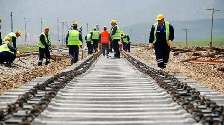 Demiryolcular Günü Kutlu Olsun Çalışan demiryolcuya “Nerede çalışıyorsun?” diye sorduğunuzda, size “Demiryollarında çalışıyorum”
