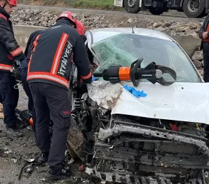 Malatya’da kontrolden çıkarak başka bir otomobile çarpan otomobil, savrularak karşı