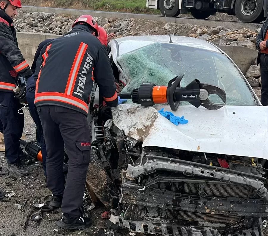 Malatya’da kontrolden çıkarak başka bir otomobile çarpan otomobil, savrularak karşı