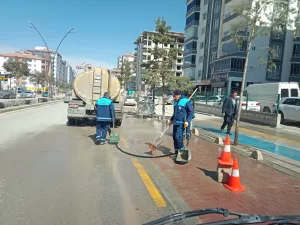 Battalgazi Belediyesi Temizlik İşleri Müdürlüğü ekipleri, özellikle yıkım ve inşaat