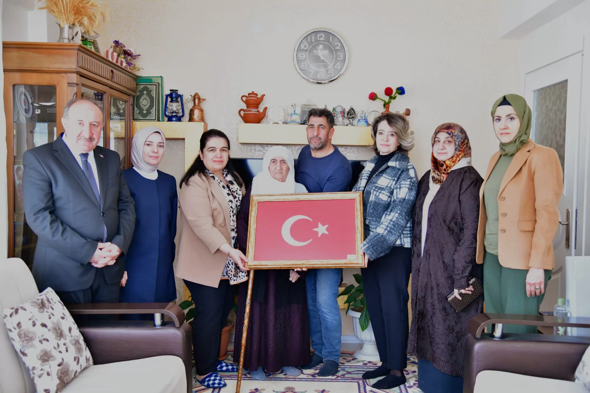 Hanımefendi Selda Yavuz, Şehit Ailelerini Ziyaret Etti Hanımefendi Selda Yavuz, “Gönülden Gönüle Projesi” kapsamında; Yeşilyurt İlçesinde ikamet eden