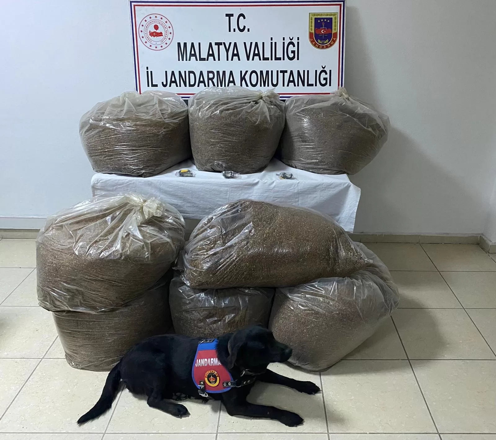 Malatya’da Kaçak Alkol ve Tütün Operasyonu Ülke genelinde kaçak ve sahte alkole bağlı yaşanan ölümler nedeniyle