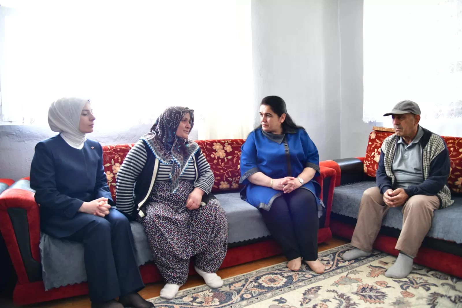 Vali Yavuz’un Eşi Ekonomik Zorluk İçindeki Vatandaşları Ziyaret Etti Vali Seddar Yavuz’un eşi Hanımefendi Selda Yavuz, Yeşilyurt ilçesi Cumhuriyet