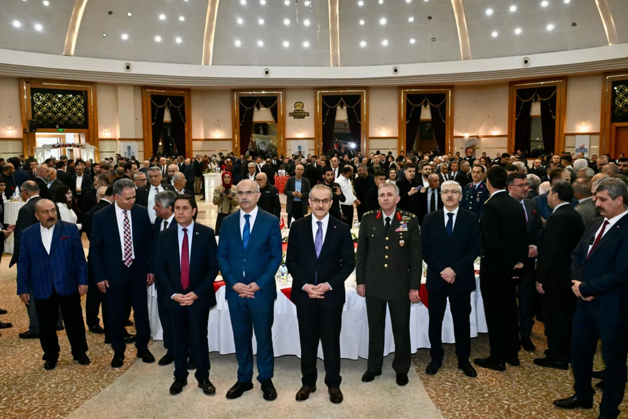 Vali Yavuz, Kent Bayramlaşmasında Malatya Halkıyla Buluştu İlimizde Ramazan Bayramı dolayısıyla düzenlenen Kent Bayramlaşması, Nikah Sarayı’nda gerçekleştirildi.