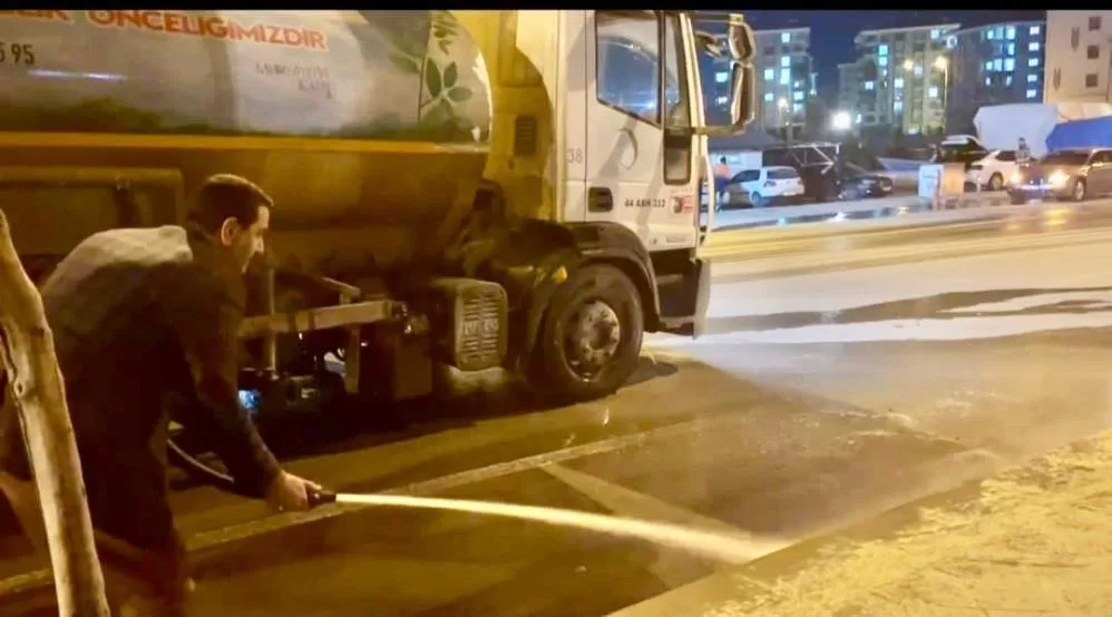 Başkan Taşkın Yol Yıkamasında Battalgazi Belediye Başkanı Bayram Taşkın, gece saatlerinde temizlik ekipleriyle birlikte