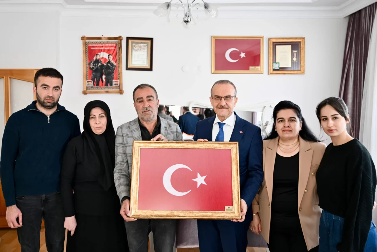 Vali Seddar Yavuz ve Eşi Selda Yavuz Şehit Ailelerini Ziyaret Etti Vali Seddar Yavuz ve eşi Selda Yavuz, vatan uğruna canlarını