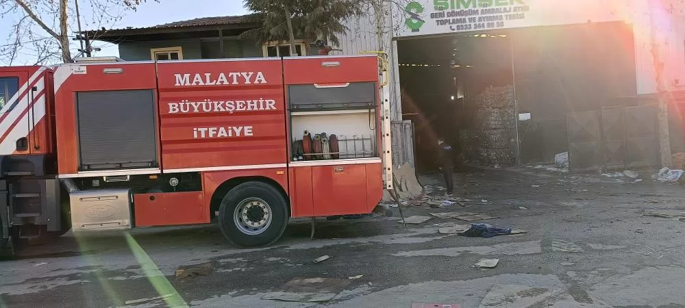Malatya’nın Yeşilyurt ilçesinde bulunan geri dönüşüm fabrikasında yangın çıktı. Olay,