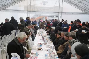 Malatya’da Ramazan ayının ilk iftarı Büyükşehir Belediyesi tarafından kurulan iftar