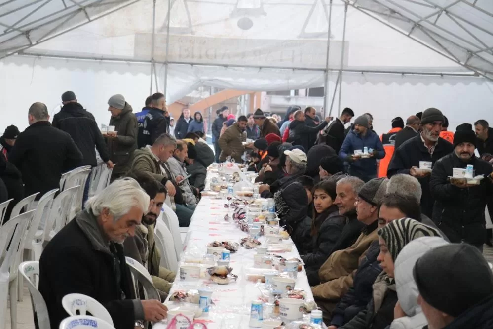 Malatya’da Ramazan ayının ilk iftarı Büyükşehir Belediyesi tarafından kurulan iftar