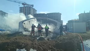 Malatya’nın Battalgazi ilçesi Tandoğan Mahallesi’nde çadır depoda yangın çıktı. İtfaiye