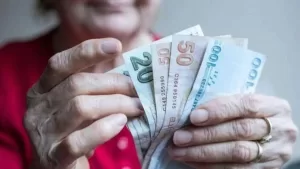 Milyonlarca emekliyi ilgilendiren zam farkı ödemeleri bugün itibarıyla hesaplara yatırıldı.