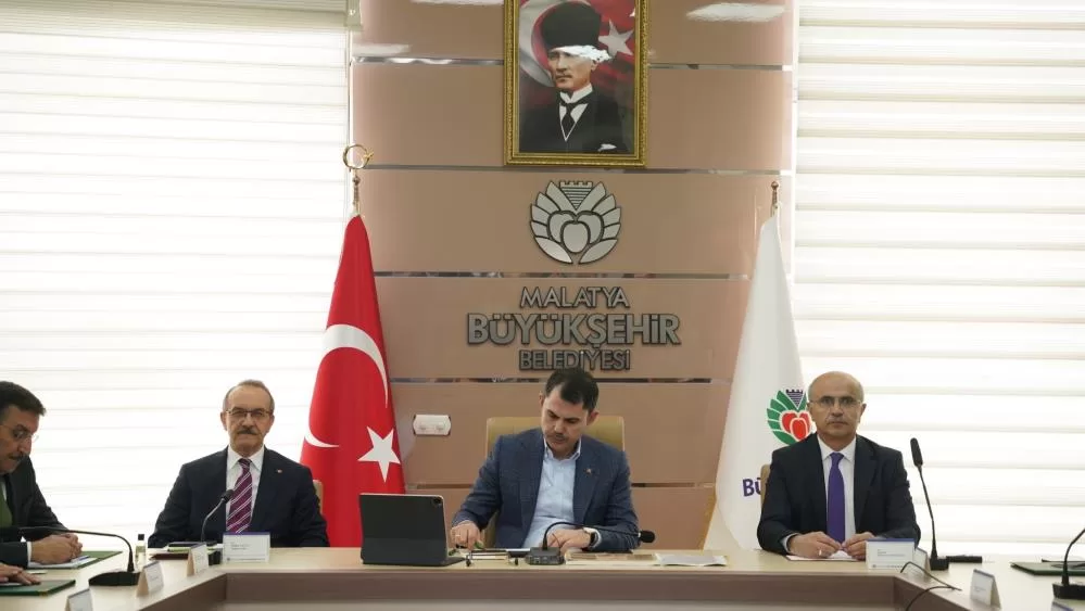 Çevre Şehircilik ve İklim Değişikliği Bakanı Murat Kurum, deprem bölgesi