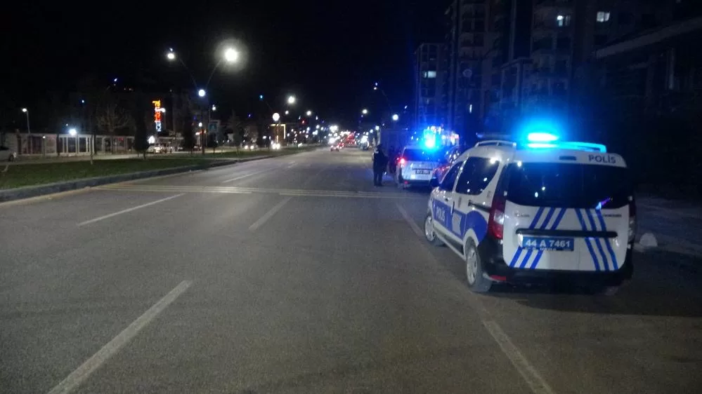 Malatya'da kaldırımda araç yıkarken başka bir araca su sıçraması tartışması