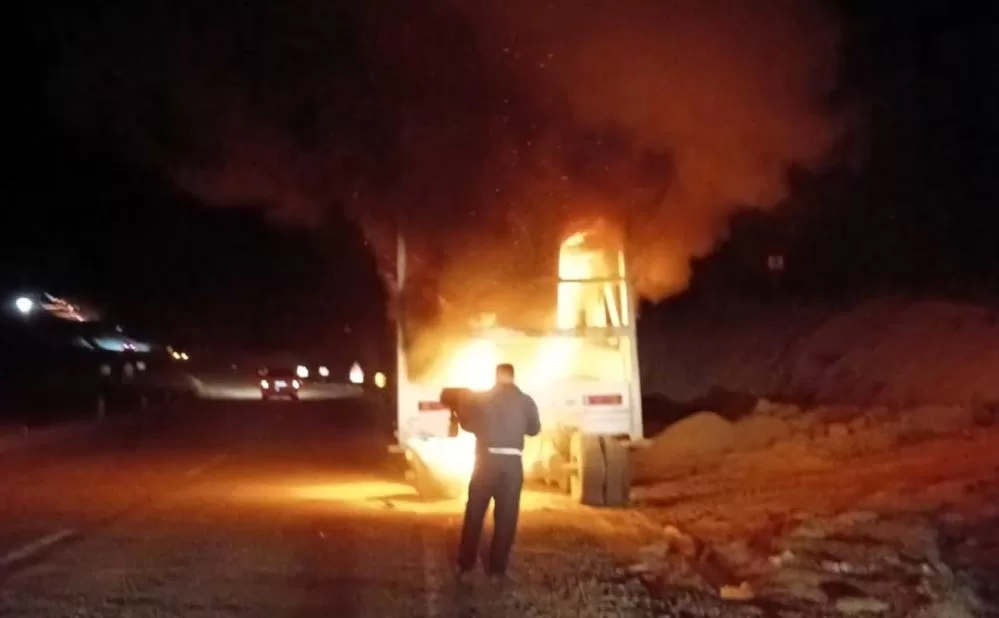  Malatya'nın Darende ilçesinde mobil beton santrali taşıyan bir tırda yangın