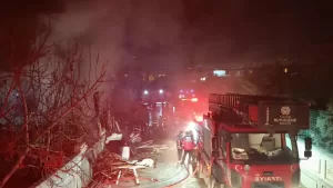 Malatya’nın Yeşilyurt ilçesinde bir evin depo olarak kullanılan bölümünde yangın