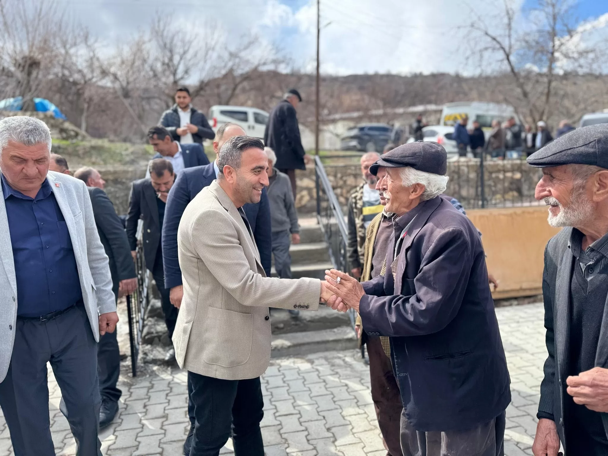 Malatya’nın Akçadağ Belediye Başkanı Hasan Ulutaş Kasımuşağı Mahallesi’nde düzenlenen bayramlaşma