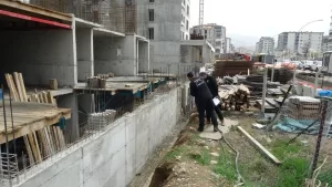Malatya’da inşaattan düşen işçi yaralandı. Edinilen bilgiye göre olay 11.30