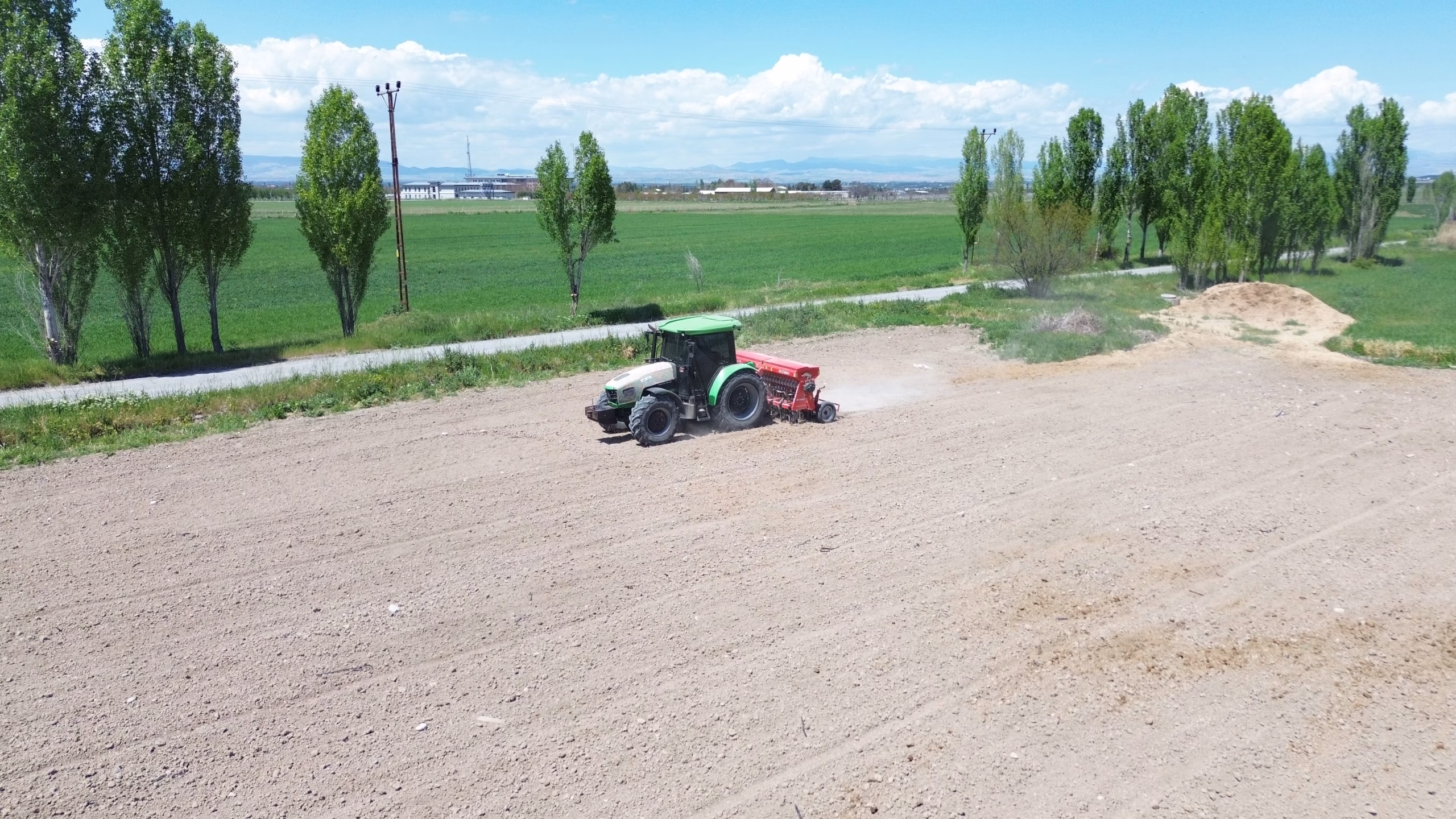 Battalgazi Belediyesinden Sıfır Masraf Hamlesi Battalgazi Belediyesi Park ve Bahçeler Müdürlüğü, kendi ürettiği rulo çimlerle