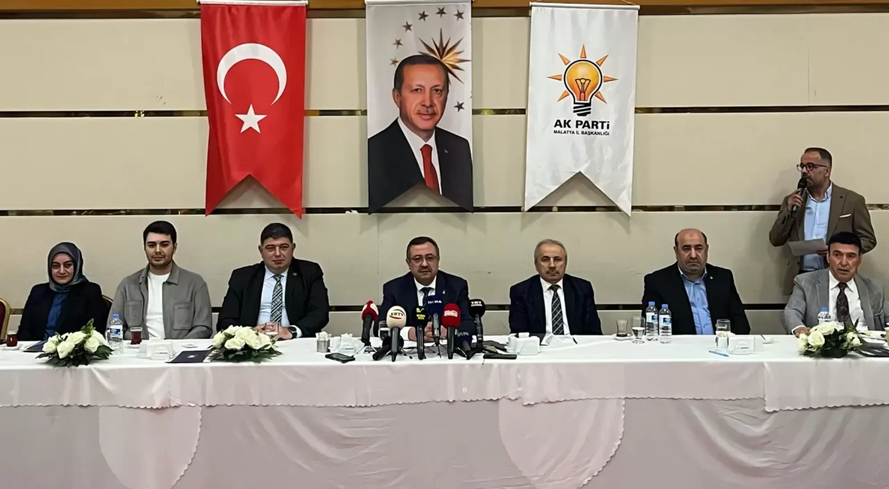 Başkan Ali Bakan’dan Bürokrasiye ve Kamuoyuna Net Mesajlar AK Parti Malatya İl Başkanı Av. Ali Bakan, düzenlediği basın