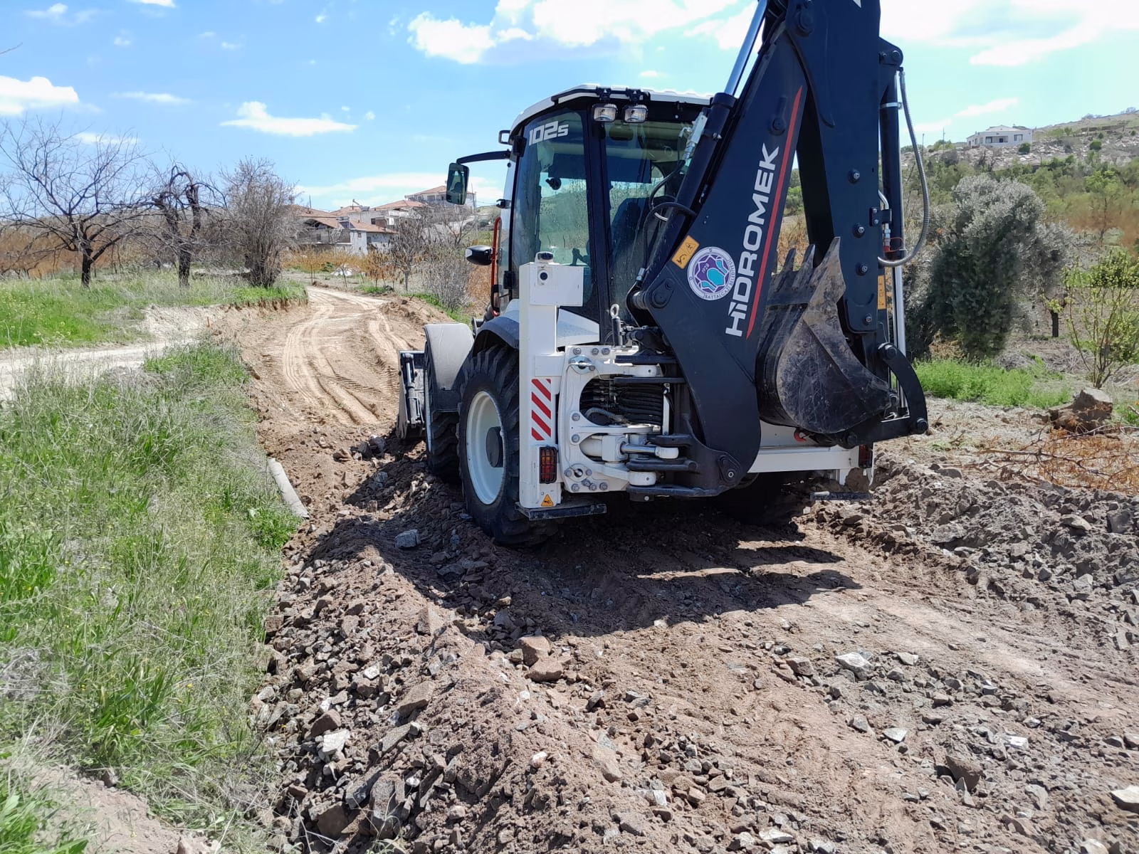 Battalgazi’de Kırsal Mahalle Yollarında Düzenleme Yapılıyor Battalgazi Belediyesi, Gülümuşağı’nda yağış sonrası oluşan kaya yığınlarını kaldırırken, Kuluşağı’nda