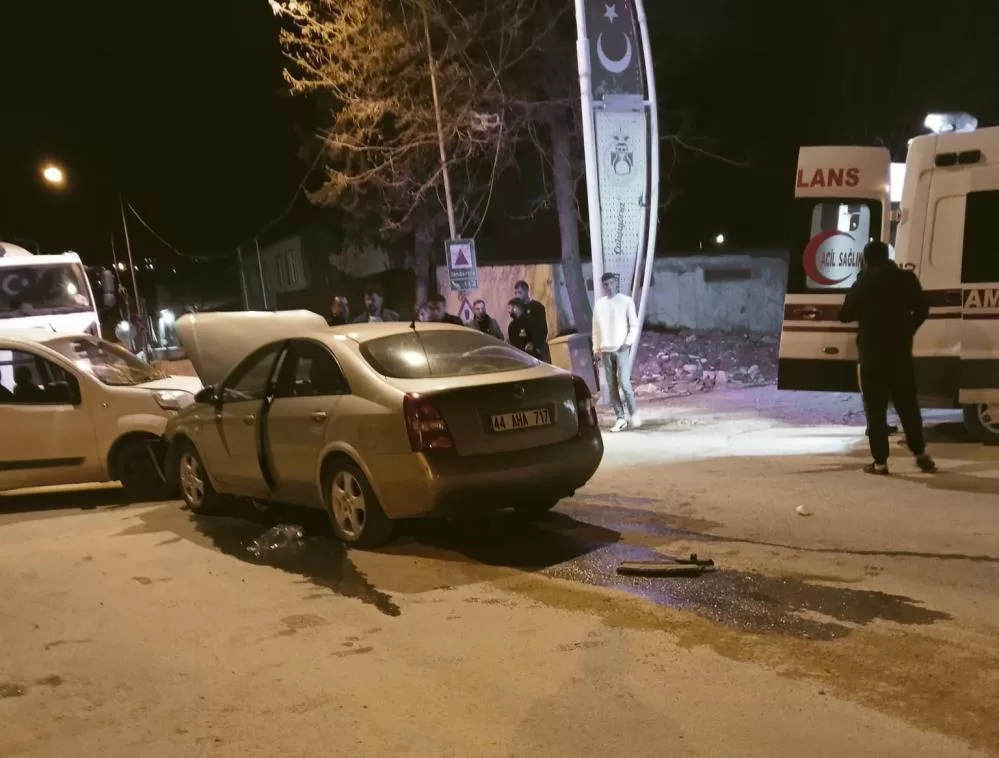 Malatya’nın Akçadağ ilçesinde, hafif ticari araç ile otomobilin çarpışması sonucu